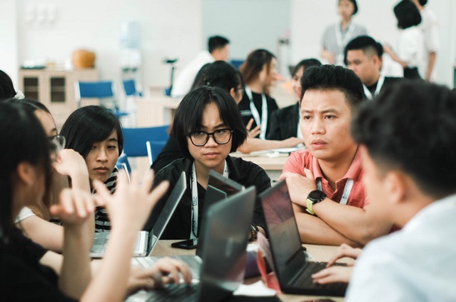 Các bạn trẻ Việt Nam tham gia hội nghị giả lập MOCK COP 26 để bàn về các thỏa thuận quốc gia cắt giảm khí nhà kính để để giữ nhiệt độ trái đất không tăng quá 2 độ C | Ảnh: YNET, 2021