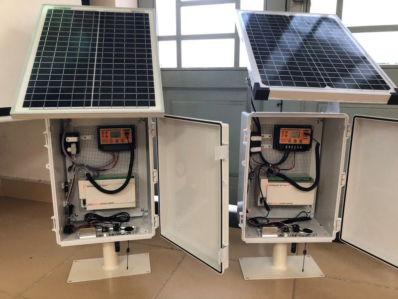 cảm biến được thiết dạng tủ kín, sử dụng pin năng lượng mặt trời để đảm bảo việc triển khai ở những khu vực hẻo lánh, khó cung cấp nguồn điện lưới.