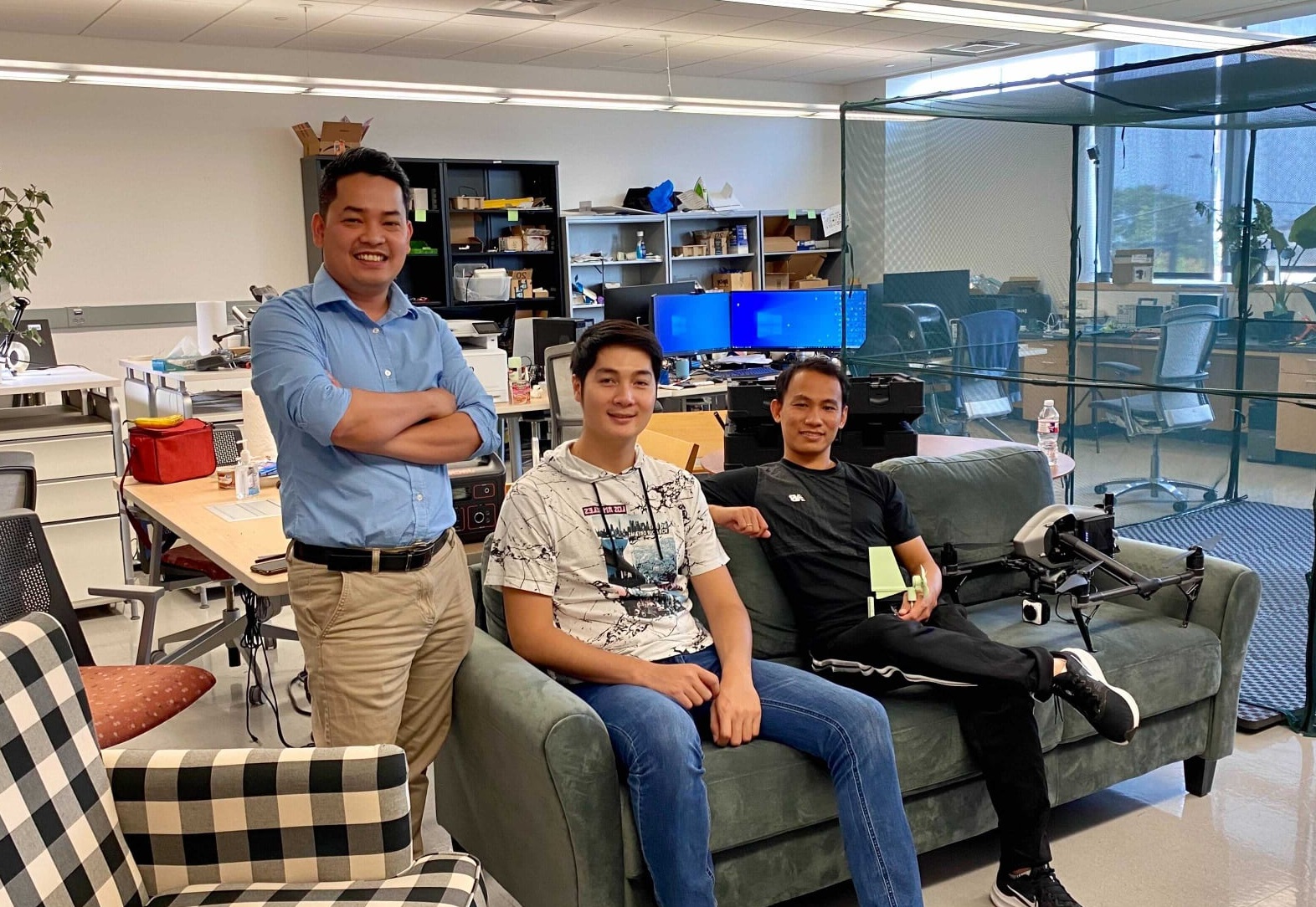 TS. Nguyễn Văn Phúc (trái) và 2 bạn trẻ người Việt là nghiên cứu sinh tại phòng thí nghiệm WSSLAB  của Đại học Texas ở Arlington. Họ đang cùng nghiên cứu về thiết bị đeo tai theo dõi bệnh nhân động kinh | Ảnh: NVCC