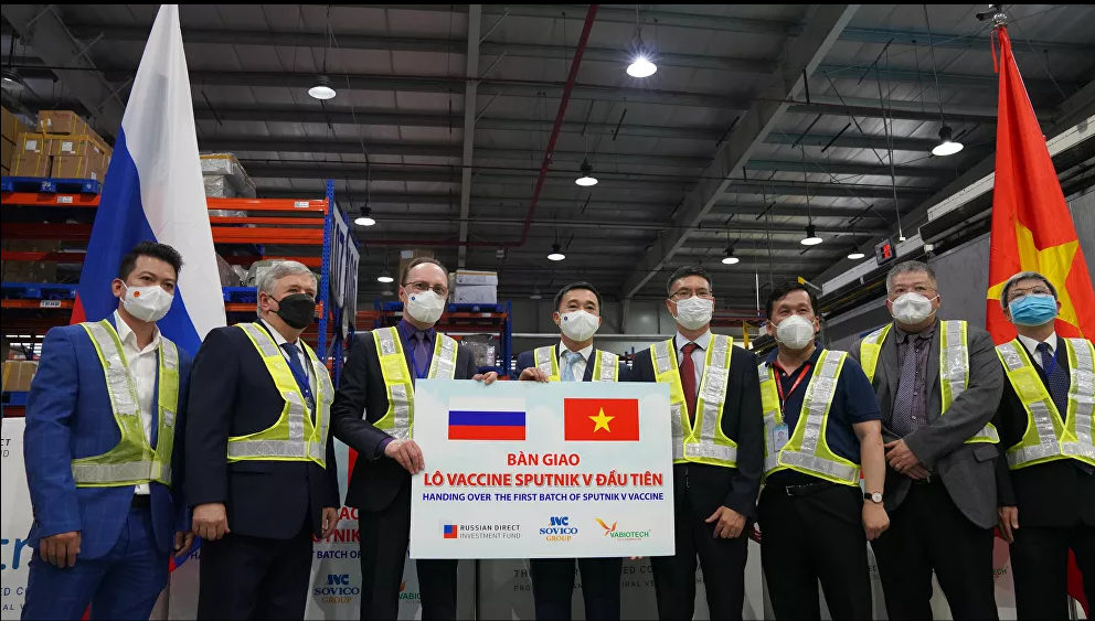 Lô vaccine Sputnik V đầu tiên về Việt Nam. Ảnh: Lena Chu/sputniknews.com