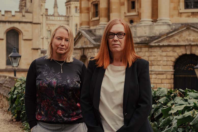 Sarah Gilbert and Catherine Green outside the University of Oxford. Nguồn: newscientist.com