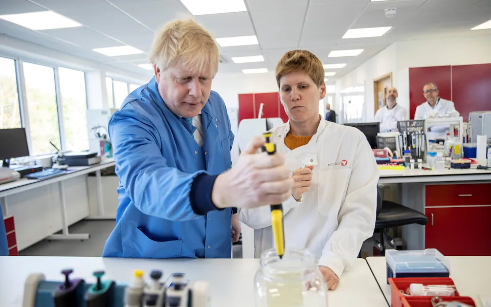 Thủ tướng Anh Boris Johnson thăm Phòng thí nghiệm Mologic, một phòng thí nghiệm chuyên phát triển các dụng cụ chẩn đoán nhanh, vào năm ngoái. Ảnh: Reuters