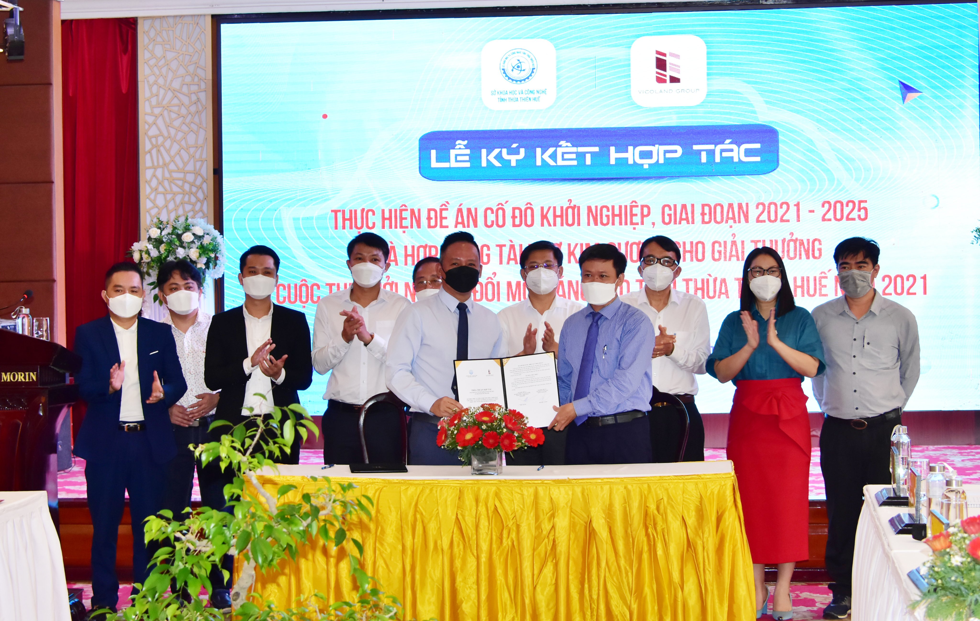 Ông Hồ Thắng - Giám đốc Sở KH&CN và ông Bùi Đức Lợi - Chủ tịch Tập đoàn Vicoland ký kết hợp tác thực hiện Đề án Cố đô Khởi nghiệp, giai đoạn 2021-2025 trên địa bàn tỉnh Thừa Thiên Huế. | Ảnh: BTC