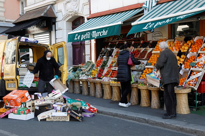 Người dân địa phương mua sắm trái cây và rau quả tại một chợ nhỏ trong thời gian dịch bệnh Covid-19 bùng phát ở Fontenay-sous-Bois, Pháp | Ảnh: REUTERS