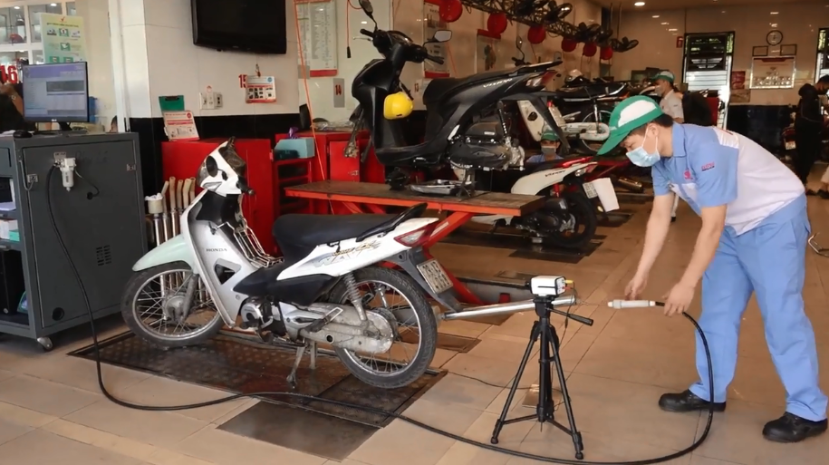Kiểm tra khí thải xe máy của người dân tại cơ sở xe máy ở Hoàn Kiếm | Ảnh: BTC