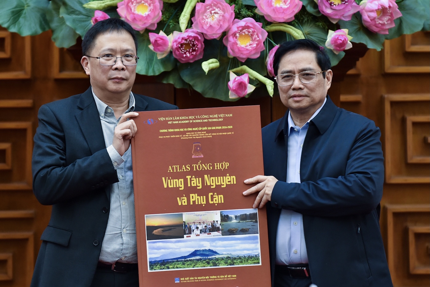 Viện Hàn lâm Khoa học và Công nghệ Việt Nam tặng Thủ tướng tập bản đồ địa lý vùng Tây Nguyên và phụ cận. ẢNh: VGP/Nhật Bắc