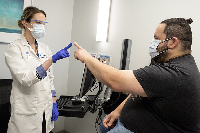 Một bệnh nhân đang được đánh giá ở một phòng khám dành cho những người có các triệu chứng sau COVID tại Bệnh viện Mount Sinai ở Thành phố New York. Ảnh: Mount Sinai Health System/Nature