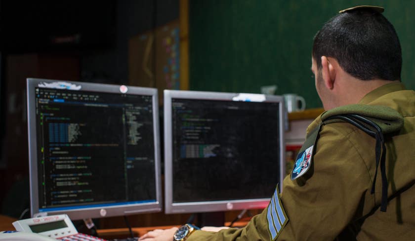 Một binh sĩ Israel đang tác nghiệp tại một cơ sở tình báo. Ảnh: IDF. 