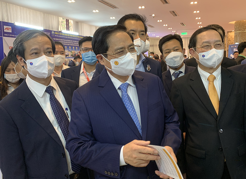 Thủ tướng Chính Phủ Phạm Minh Chính cùng với Bộ Trưởng Bộ KH&CN HuỳnH Thành Đạt 