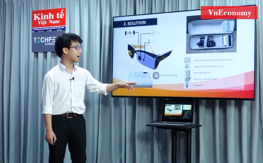 Phạm Huy, đồng sáng lập kính thông minh Eagle Digital, tại buổi thuyết trình gọi vốn tháng 11/2021. Ảnh chụp màn hình