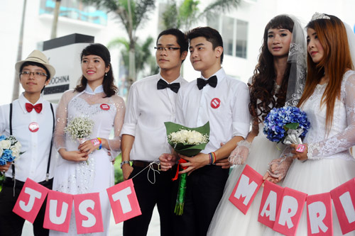 “Đám cưới” tập thể của các cặp đồng tính - một hoạt động nhân ngày Quốc tế chống kỳ thị với người đồng tính diễn ra vào tháng 5/2013 tại Hà Nội | Ảnh: Vương Linh/VNE