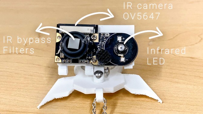 Phần cứng của thiết bị đeo NeckFace, bao gồm camera hồng ngoại, đèn LED cận hồng ngoại và bộ lọc băng tần hẹp IR. Ảnh: SciFi Lab/Đại học Cornell