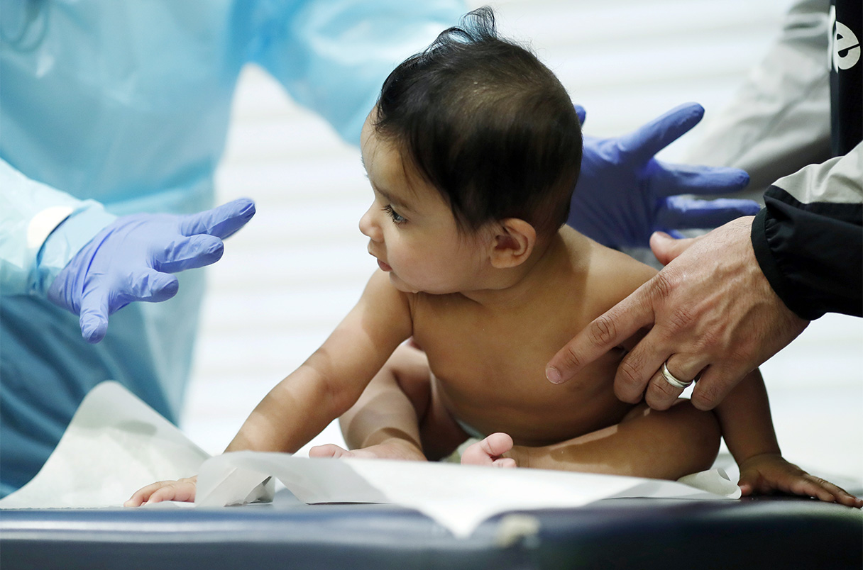 Một bác sĩ khám cho một em bé ở New York trong đợt đại dịch coronavirus đầu tiên vào tháng 4 năm 2020. Một nghiên cứu cho thấy trẻ 6 tháng tuổi bị chậm phát triển nhẹ được sinh ra trong đại dịch.