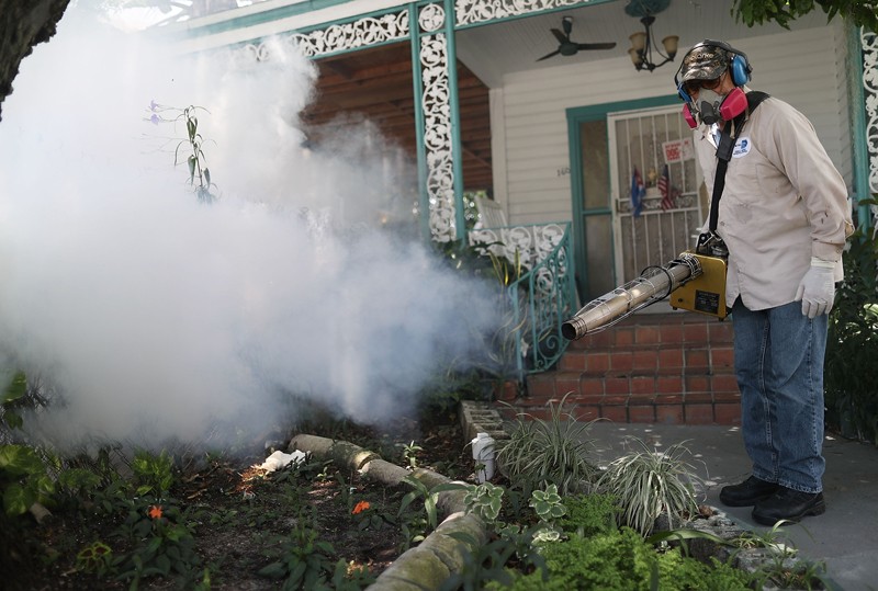 Phun thuốc diệt côn trùng ở Miami năm 2016.