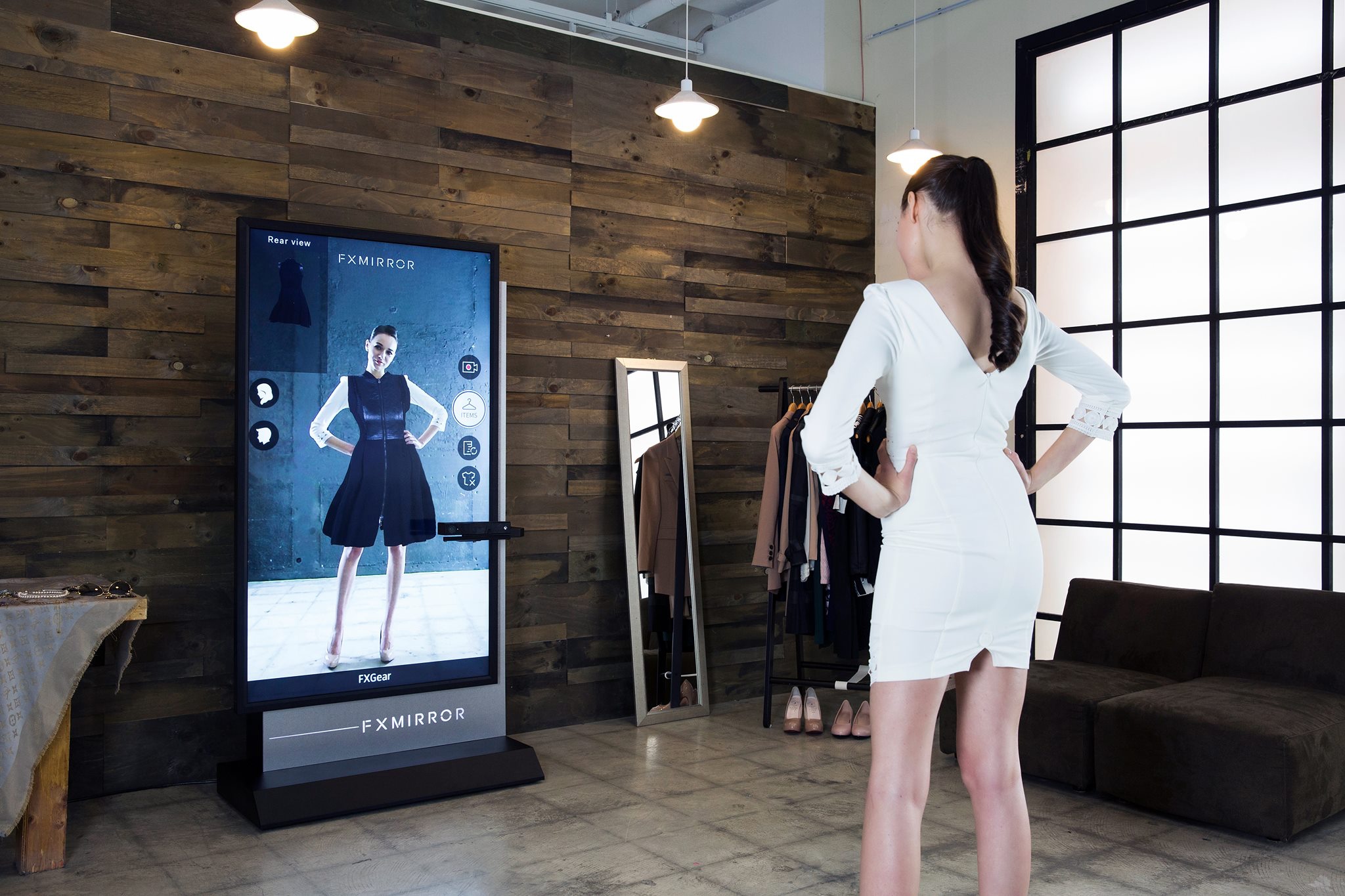 “Phòng thử đồ ảo” qua gương dùng công nghệ thực tế tăng cường có thể nhận diện vị trí người dùng và thử những bộ quần áo theo yêu cầu. | Ảnh: FXGear