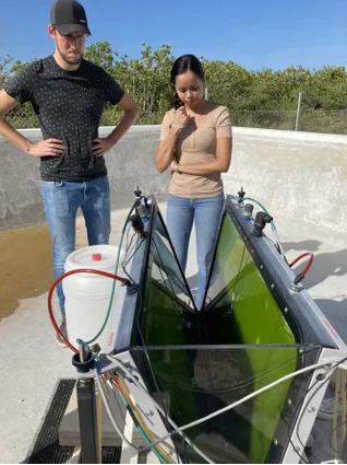 Hai nhà nghiên cứu Barten và Chin-on bên cạnh thiết bị bioreactor  sản xuất vi tảo tại Bonaire. Ảnh: WUR.