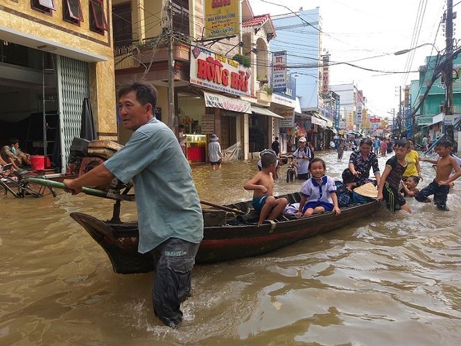 Một con đường ngập nước tại trung tâm quận Bình Thủy, TP Cần Thơ  trong trận triều cường dân cao ngày 9/10/2018. Ảnh: Chí Quốc/TTO