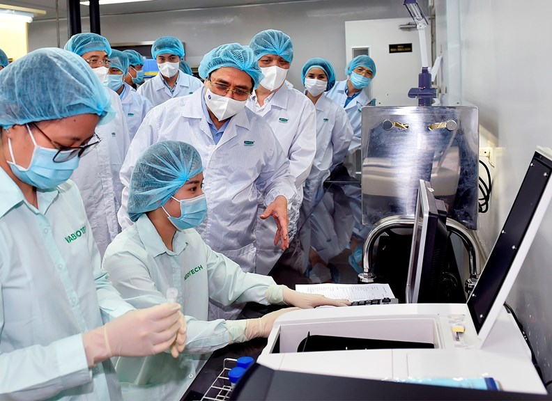 Thủ tướng Phạm Minh Chính đi thị sát một số nhà sản xuất vaccine tại Việt Nam. Nguồn: Báo chính phủ.
