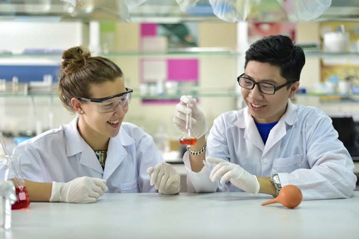 Sinh viên ngành Công nghệ Sinh học- Phát triển thuốc thực hành trong phòng thí nghiệm