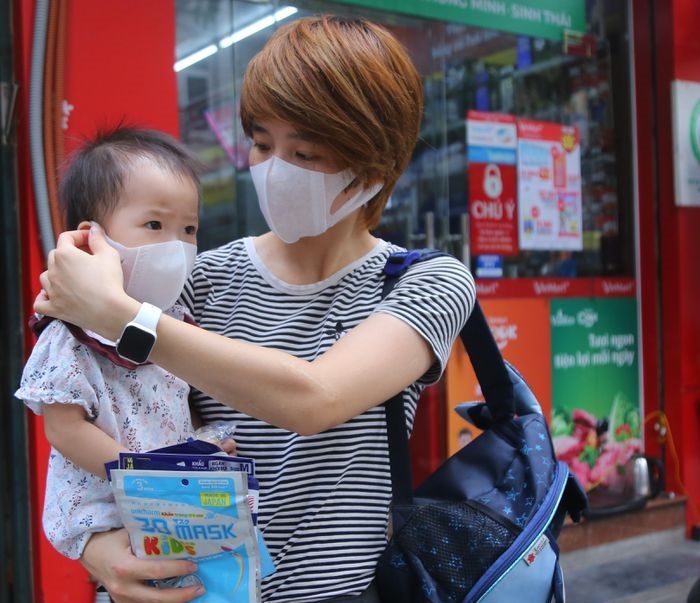 Chị Nguyễn Mai Linh (phố Cửa Bắc, Hà Nội) cho biết, con chị đang bị viêm phổi nên khi biết không khí tại Hà Nội rất ô nhiễm đã mua thêm khẩu trang cho cả gia đình dùng.
