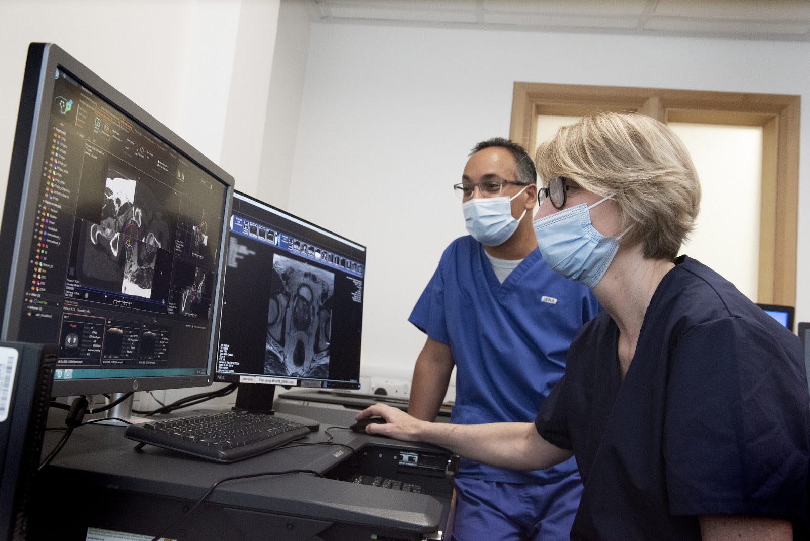 Bệnh viện Addenbrooke ở Cambridge sử dụngcông cụ học sâu AI của Microsoft Research Cambridge để tăng tốc điều trị bệnh nhân ung thư, xác định chính xác các khối u trên phim chụp CT của bệnh nhân, giảm thời gian phân tích và lập kế hoạch điều trị đến 90%. Nguồn:healthcareitnews