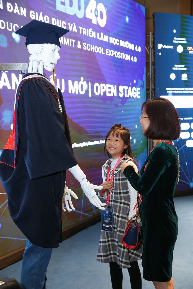 Tại diễn đàn công nghệ giáo dục EDU 4.0, chuyên gia về AI Phạm Thành Nam cùng cộng sự Phạm Minh Toàn ra mắt robot AI Trí Nhân. Nguồn: dantri.com.vn