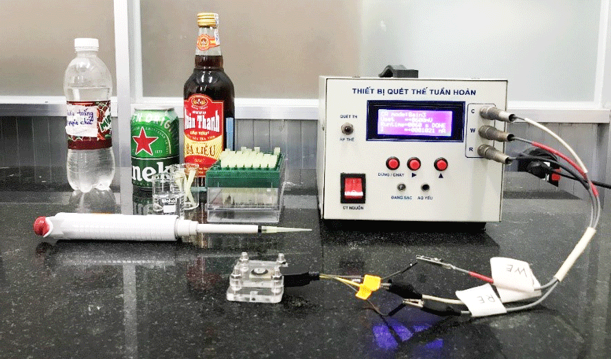 Phân tích methanol trong các mẫu bia rượu bằng cảm biến điện hóa.