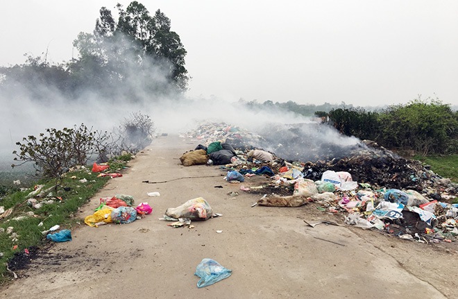 Trong tổng số xã có bãi rác thải sinh hoạt tập trung, 56,21% số xã xử lý thủ công bằng hình thức đốt hoặc chôn lấp và 1,45% số xã không xử lý, còn lại chuyển đến nơi khác xử lý.