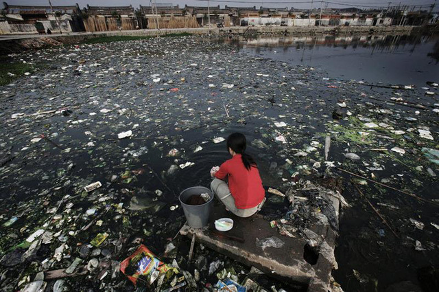 Các dòng sông, nguồn nước dùng trong sinh hoạt và cả sản xuất nông nghiệp đang ngày càng ô nhiễm nghiêm trọng.