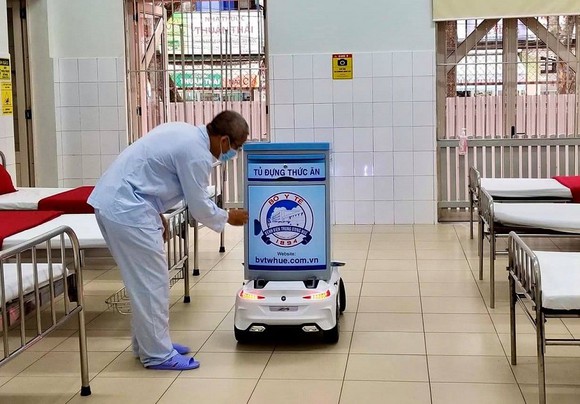 Robot Tam-an sử dụng ở Bệnh viện Trung ương Huế có cự ly điều khiển từ xa khoảng 30m, sức chứa với trọng lượng lên đến 60kg bằng hệ thống thùng chứa 4 ngăn. Ảnh: SGGP