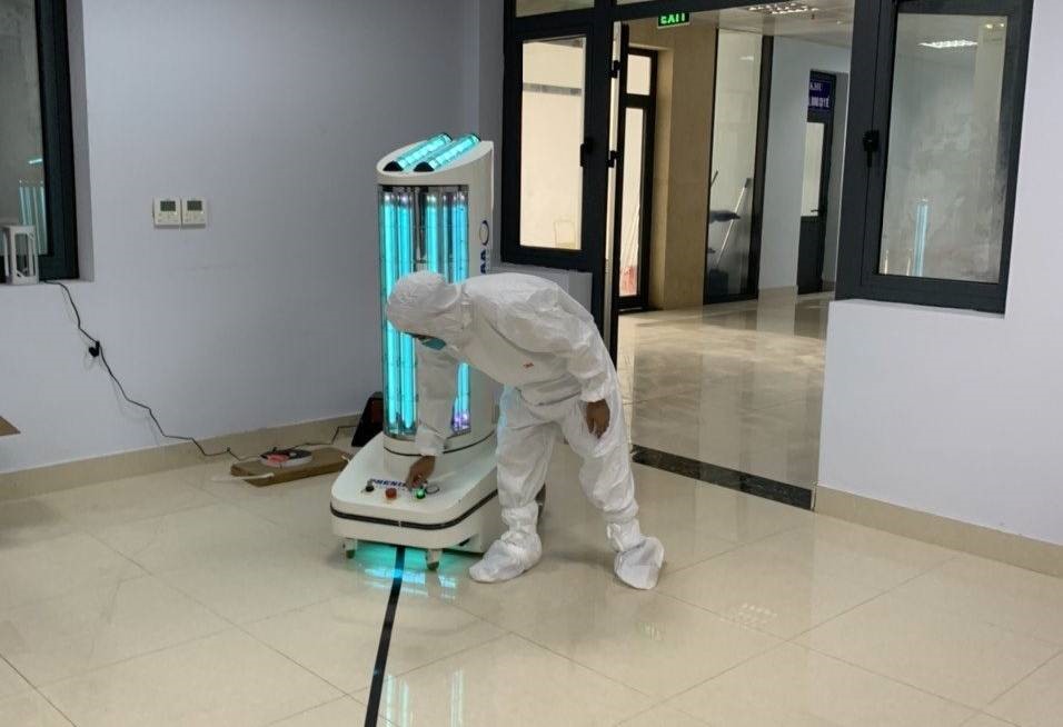 Các bác sĩ bệnh viện dã chiến số 2 ở Bắc Giang nghiên cứu cách vận hành robot khử khuẩn Phenikaa-X. Ảnh: Trường ĐH Phenikaa