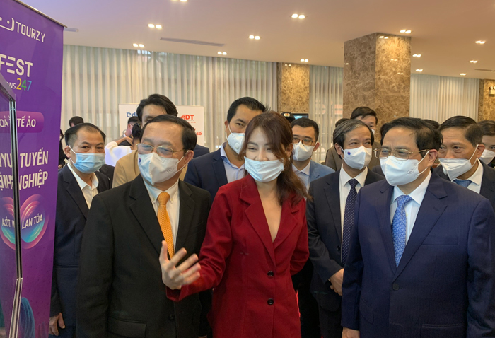 Thủ tướng Chính phủ Phạm Minh Chính và Bộ Trưởng Bộ KH&CN Huỳnh Thành Đạt tham quan các gian hàng tại TECHFE$ST 2021.