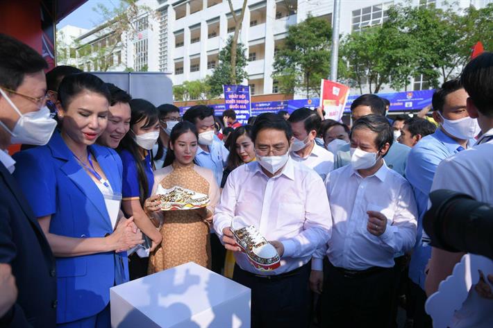 Thủ tướng Phạm Minh Chính và Bộ trưởng Bộ GDĐT Nguyễn Kim Sơn tham quan gian trưng bày tại Ngày hội