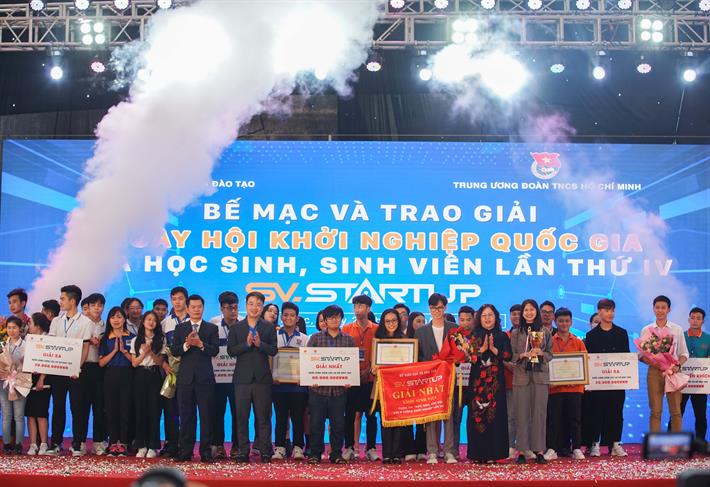 Thứ trưởng Ngô Thị Minh trao giải nhất cho khối sinh viên