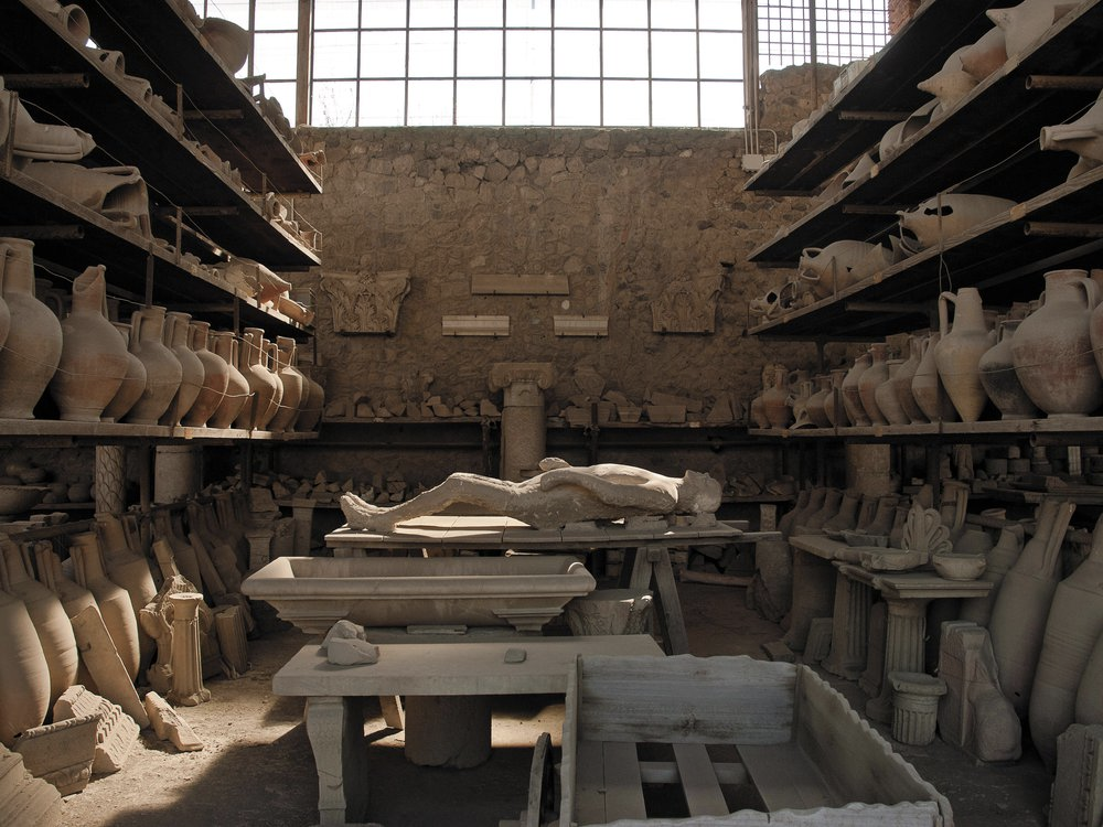 Quang cảnh bên trong một kho lương ở Pompeii. 