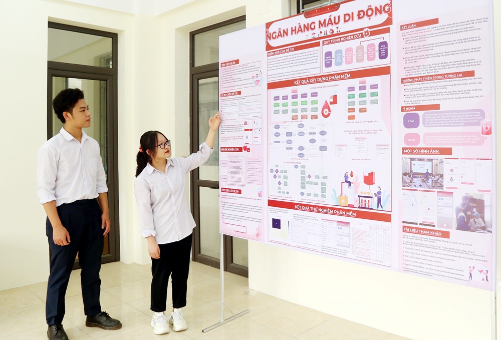 Trần Phong và Trần Mỹ Chi tập thuyết trình dự án “Ngân hàng máu di động”.