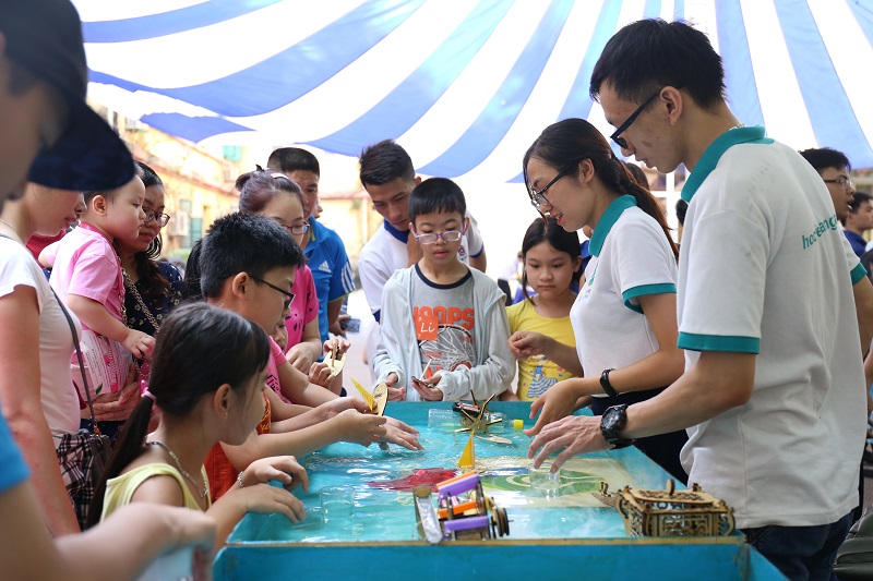 Trình bày thí nghiệm tại Ngày hội STEM 2019. Ảnh: Ngô Hà