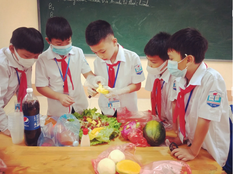 Học sinh làm thí nghiệm dấm ăn với baking soda trong tiết học STEM ở Trường THCS Nguyễn Du – Quận Nam Từ Liêm, Hà Nội. Nguồn: ngayhoistem.org