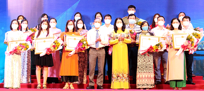 Trao giải thưởng về KH&CN Đồng Nai 2021    Ảnh: SĐN