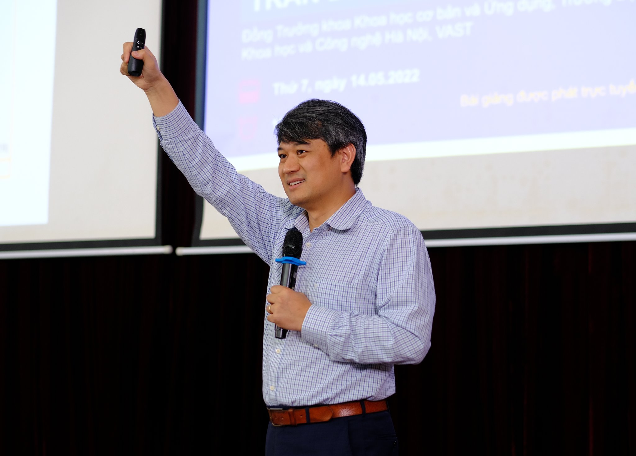 PGS.TS. Trần Đình Phong, Trưởng khoa Khoa học cơ bản và Ứng dụng, Trường Đại học Khoa học và Công nghệ Hà Nội trình bày báo cáo tại Hội thảo