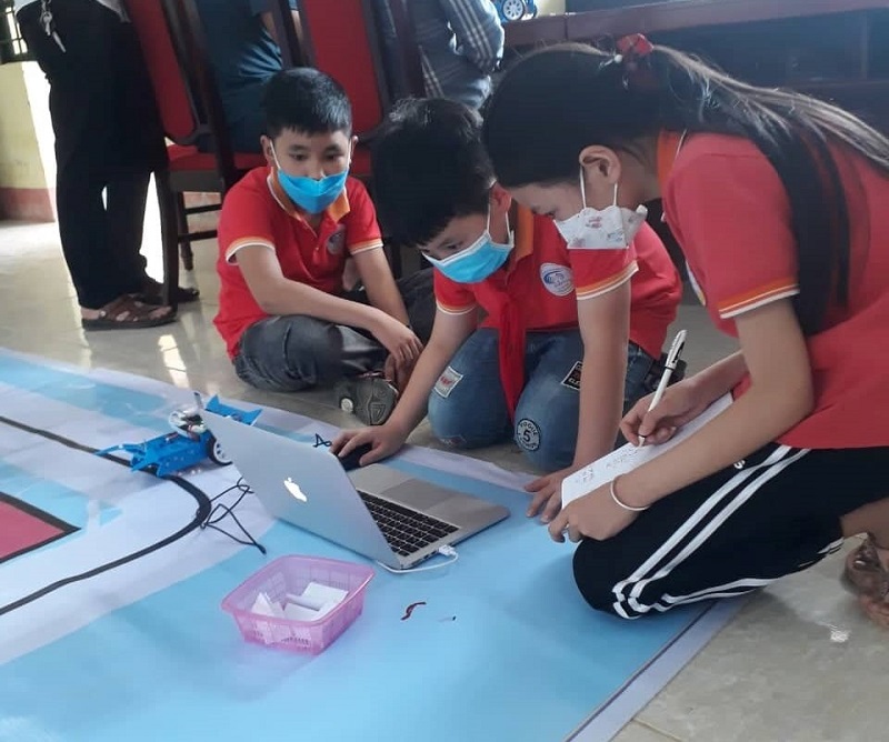  Học sinh huyện Than Uyên, tỉnh Lào Cai, luyện kỹ năng lập trình robot, chuẩn bị cho Ngày hội STEM của huyện diễn ra vào ngày 21/5/2022. Ảnh: TU