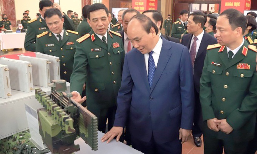 Chủ tịch nước Nguyễn Xuân Phúc và Bộ trưởng Quốc phòng Phan Văn Giang (thứ ba từ phải qua) thăm triển lãm sản phẩm khoa học, công nghệ lĩnh vực quân sự.
