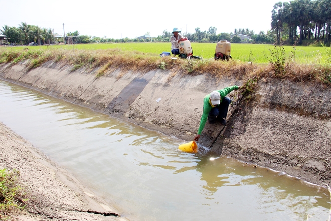 Mực nước hạ thấp ảnh hưởng nghiêm trọng đến sinh hoạt và sản xuất của người dân ở vùng ĐBSCL. Nguồn: cand.com.vn