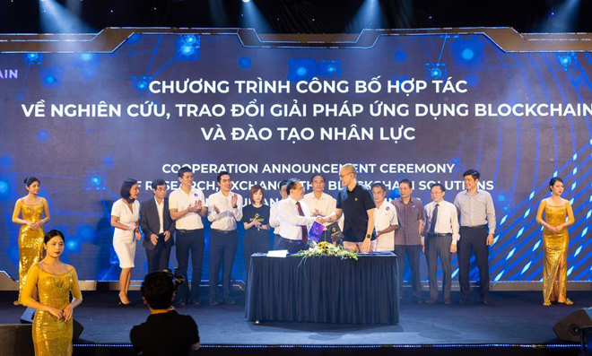 Ông Hoàng Văn Huây - Chủ tịch Hiệp hội Blockchain Việt Nam ký thỏa thuận hợp tác với ông 