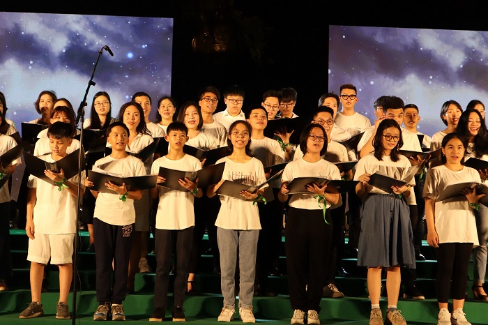Dàn đồng ca gồm các học sinh, sinh viên, thanh thiếu niên ở Hà Nội 
