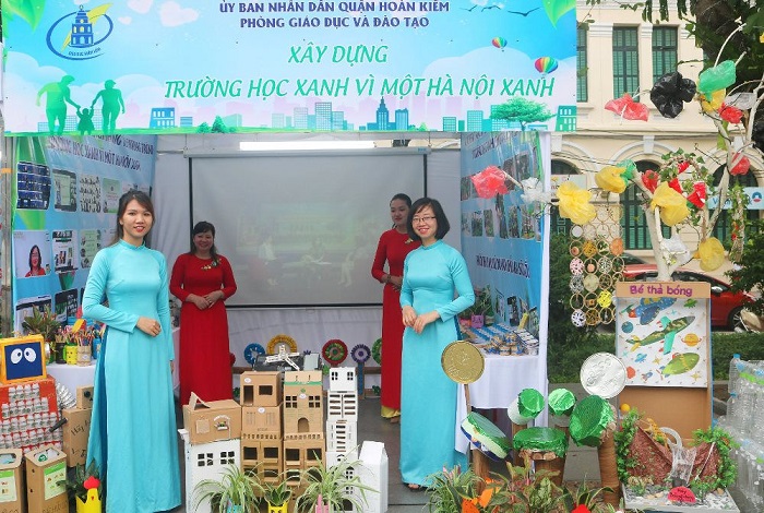 Các thầy cô giới thiệu về mô hình "Trường học xanh" đang triển khai ở gần 100 trường học trên địa bàn thành phố với mục đích nâng cao nhận thức của người dân về vấn đề môi trường và trách nhiệm của mỗi cá nhân học sinh trong công tác bảo vệ môi trường