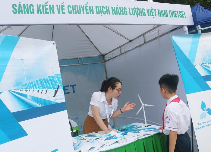 Sáng Kiến Về Chuyển Dịch Năng Lượng Việt Nam (VIETSE) giới thiệu cho các em nhỏ về các loại năng lượng tái tạo như điện gió, điện mặt trời...