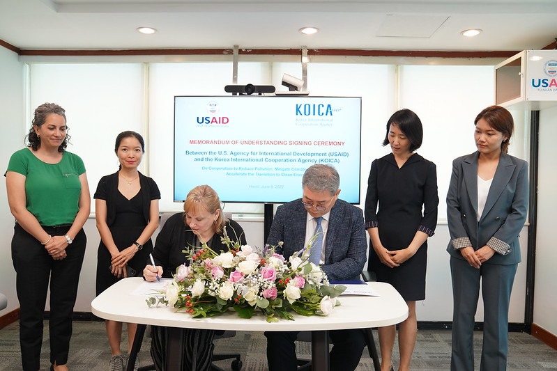 Giám đốc USAID Ann Marie Yastishock (ngồi trái) cùng Giám đốc KOICA Cho Han Deog (ngồi phải) ký MOU. Ảnh: USAID