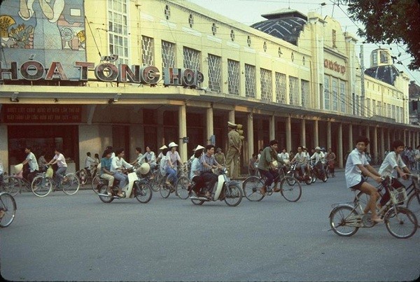 Bách hóa Tổng hợp (nay là Trung tâm Thương mại Tràng Tiền) tại ngã tư Hàng Bài - Tràng Tiền.