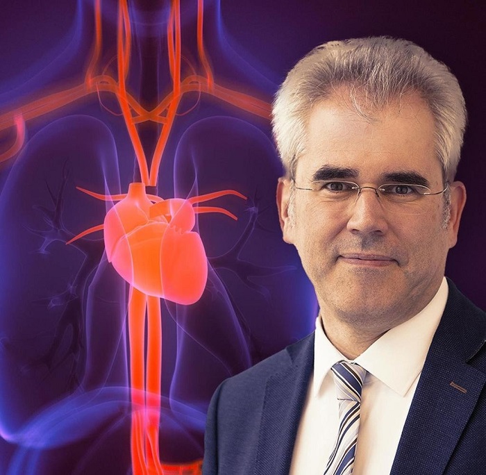 GS. Ulrich Laufs là Giám đốc Phòng khám và Phòng khám đa khoa về tim mạch tại Bệnh viện Đại học Leipzig. Ông là chuyên gia về nội khoa, tim mạch, mạch máu và chăm sóc đặc biệt về nội khoa.
